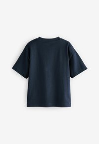 T-shirt in cotone blu navy con maniche corte, scollatura rotonda e vestibilità rilassata. Tessuto liscio senza motivi o dettagli visibili.