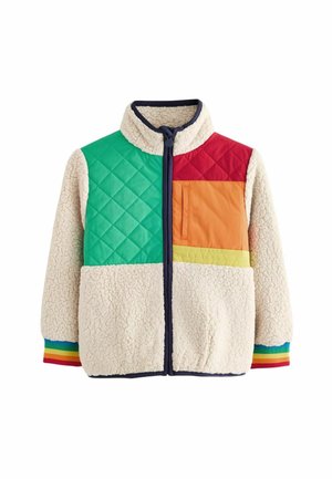 Veste en polaire avec corps en sherpa crème, panneaux matelassés verts et rouges, poche poitrine orange, fermeture éclair bleu marine et poignets rayés arc-en-ciel.