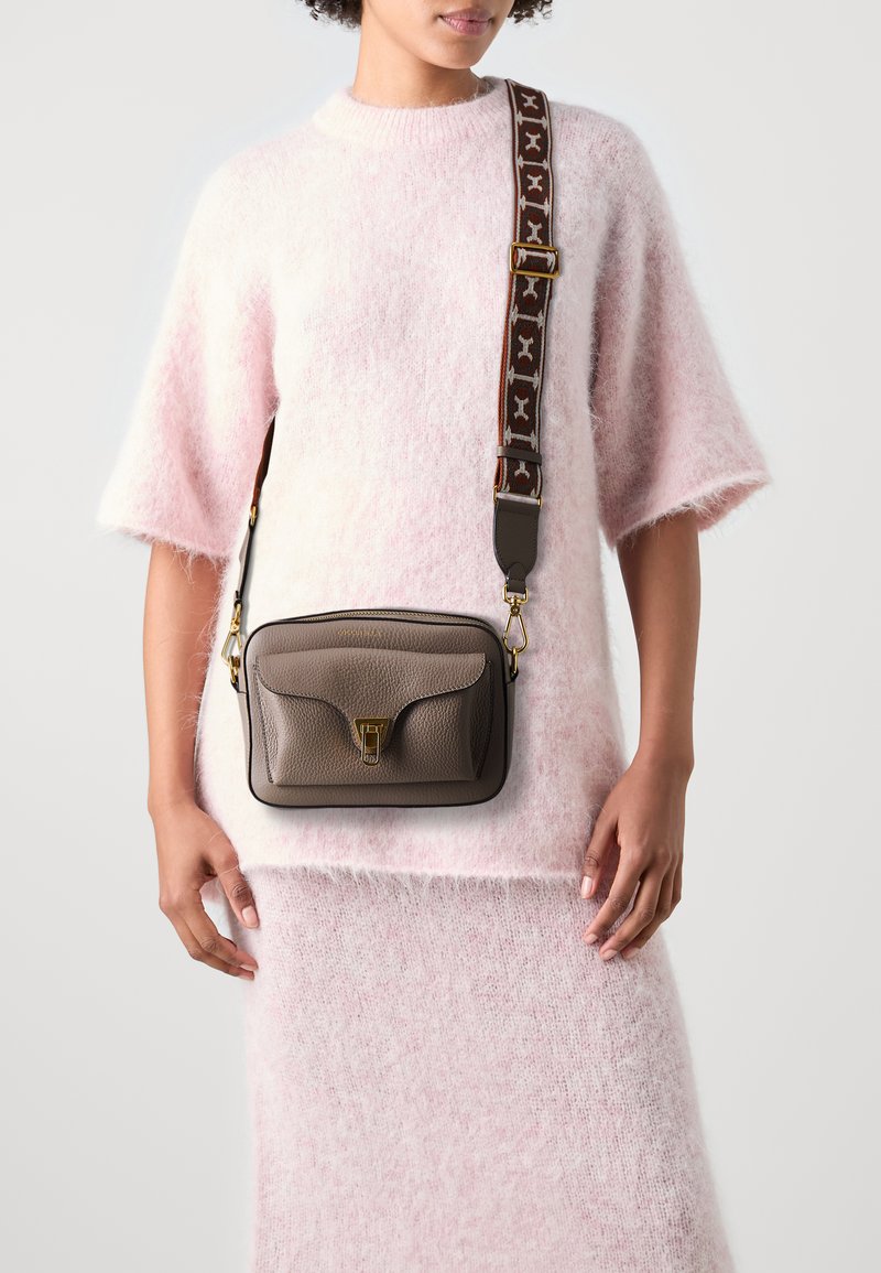 Coccinelle BEAT  - Torba preko tijela - warm taupe