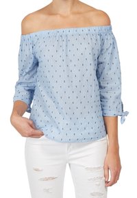 Top blu off-shoulder con maniche a tre quarti, caratterizzato da un colletto arricciato e piccoli pois blu navy. Il tessuto è leggero e traspirante.