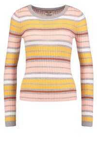 Gerippter Langarmpullover mit rundem Halsausschnitt, der horizontale Streifen in Rosa, Grau, Gelb und Orange auf einem hellen Hintergrund zeigt.