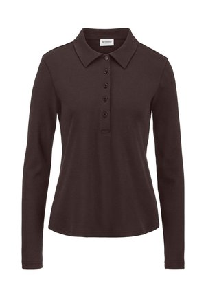 Dunkelbraunes Poloshirt mit langen Ärmeln, fünf Knöpfen und spitzem Kragen, abgebildet vor weißem Hintergrund.