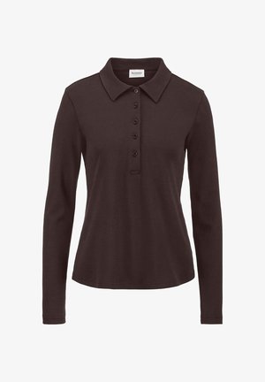 Dunkelbraunes Poloshirt mit langen Ärmeln, fünf Knöpfen und spitzem Kragen, abgebildet vor weißem Hintergrund.