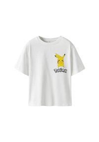 Biała bawełniana koszulka z krótkim rękawem, z grafiką Pikachu i napisem "Pokémon" w kolorze czarnym. Luźny krój i gładka struktura.