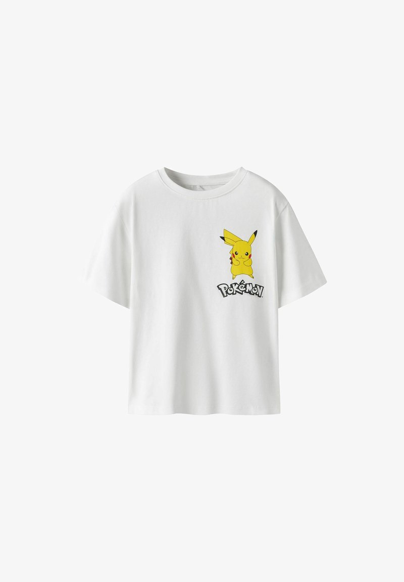 Biała bawełniana koszulka z krótkim rękawem, z grafiką Pikachu i napisem "Pokémon" w kolorze czarnym. Luźny krój i gładka struktura.