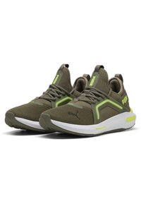 Grønne mesh sneakers med en fleksibel hvid sål, der har klare grønne accenter og sort branding. Designet inkluderer en low-top silhuet og snøresystem.