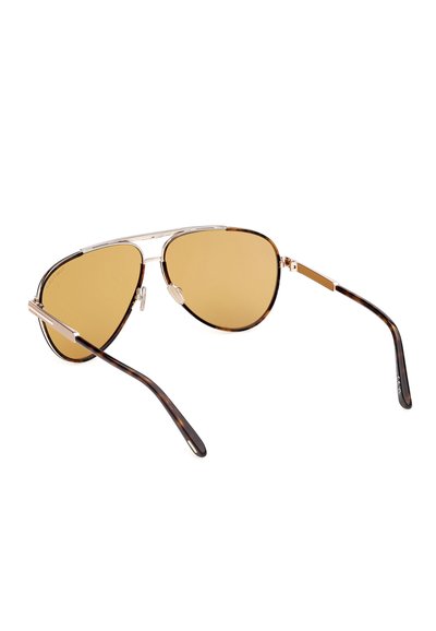 Zonnebril in aviatorstijl met goudkleurige lenzen, dun metalen montuur en pootjes met schildpadmotief.