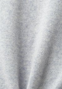 Helle blaue Strickware mit einer sanften Textur und subtilen melierten Mustern, ausgestattet mit feinen, gleichmäßigen Stichen. Ideal für Pullover oder Cardigans.