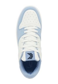 Sneakers blancs et bleu clair avec un bout perforé, un design à lacets et un logo noir sur la languette. Fabriqués en cuir lisse et en matériaux synthétiques.