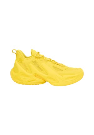 Zapatilla deportiva de color amarillo brillante con paneles de malla texturizados, suela gruesa y diseño con cordones sobre un fondo blanco.