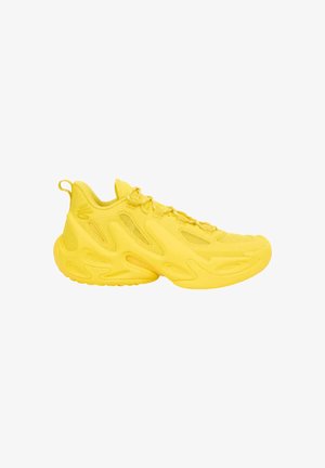 Zapatilla deportiva de color amarillo brillante con paneles de malla texturizados, suela gruesa y diseño con cordones sobre un fondo blanco.