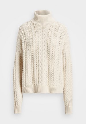 Pull à col roulé tricoté couleur crème avec motifs torsadés et côtes, manches longues et coupe légèrement courte.