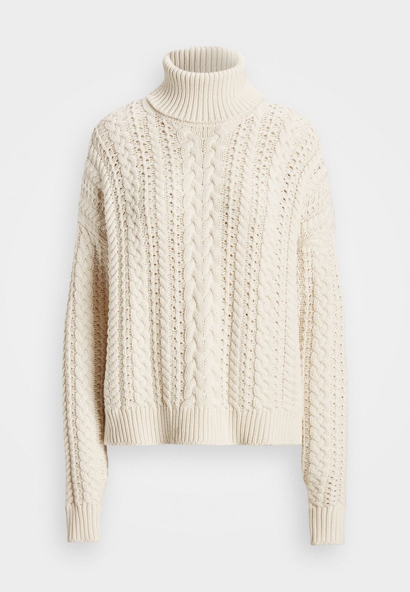 Pull à col roulé tricoté couleur crème avec motifs torsadés et côtes, manches longues et coupe légèrement courte.