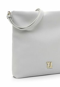 Borsa a mano in pelle bianca con finitura testurizzata, dotata di manico superiore arrotondato e accentuazione del logo in tonalità oro. Forma rettangolare con bordi lisci.