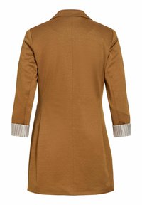 Brun langermet blazer med brettede, stripete hvite mansjetter, vist bakfra på hvit bakgrunn.