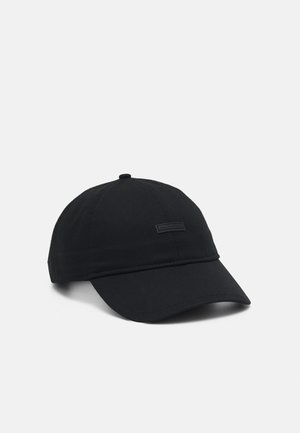 Schwarze Baumwoll-Baseballkappe mit gebogenem Schirm und kleinem rechteckigem Logoaufnäher auf dem Vorderteil.