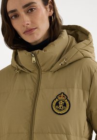 Lauren Ralph Lauren Petite CREST-PATCH HOODED DOWN COAT - Páperový kabát - beige