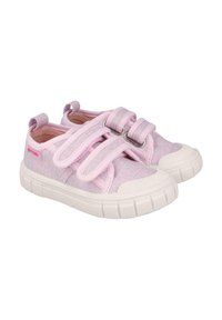 Zapatillas de tela rosas con un acabado texturizado, que cuentan con dos tiras de velcro y una suela de goma blanca con un patrón estriado.