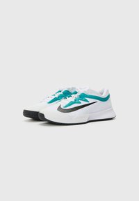 Sportliche Schuhe mit einem weißen, leichten Obermaterial und türkisfarbenen Akzenten sowie einem schwarzen Swoosh-Logo. Strukturiertes Profil für bessere Bodenhaftung.