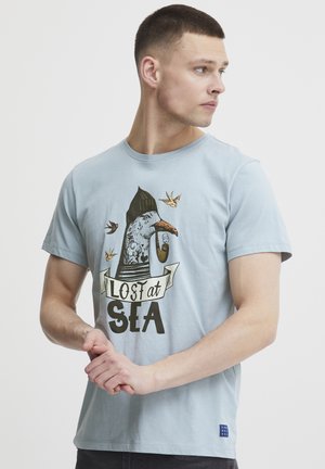 BHPIROT - Camiseta estampada - dusty blue