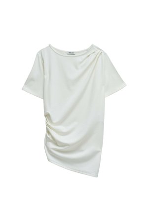 Blouse blanche à manches courtes pour femmes avec détail drapé sur le côté et encolure bateau, confectionnée dans un tissu doux et lisse.