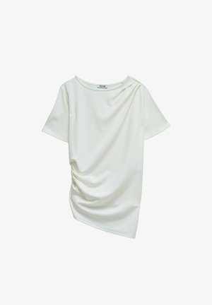 Blusa blanca de manga corta para mujer con detalle drapeado lateral y escote barco, confeccionada en una tela suave y lisa.