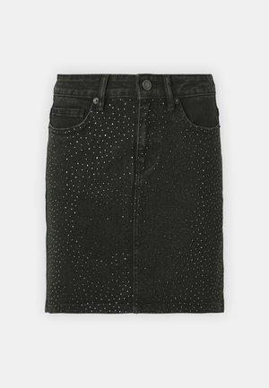 Čierna riflová sukňa s priliehavým strihom, s kovovými cvočkami usporiadanými do vzoru. Obsahuje dizajn s piatimi vreckami a pútka na opasok.