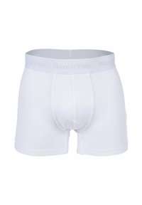 Boxer bianchi in cotone con una morbida vita elasticizzata che presenta il testo "Marc O'Polo." Texture liscia e design di lunghezza media.