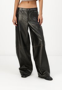 Guess Originals PATCH POCKET - Pantaloni - jet black