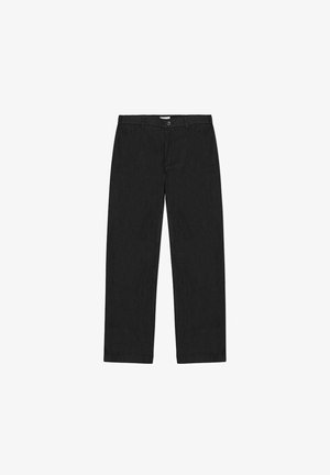 Pantalon noir à jambe droite avec fermeture par bouton et zip, passants de ceinture et poches avant, présenté sur fond blanc.