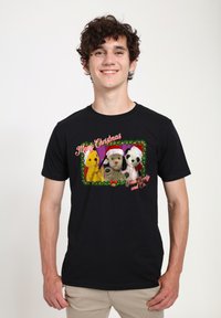 Černé tričko s grafikou tří plyšových zvířat v čepicích Santa Clause, obklopených slavnostním okrajem a textem "Veselé Vánoce."