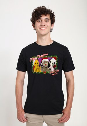 Černé tričko s grafikou tří plyšových zvířat v čepicích Santa Clause, obklopených slavnostním okrajem a textem "Veselé Vánoce."