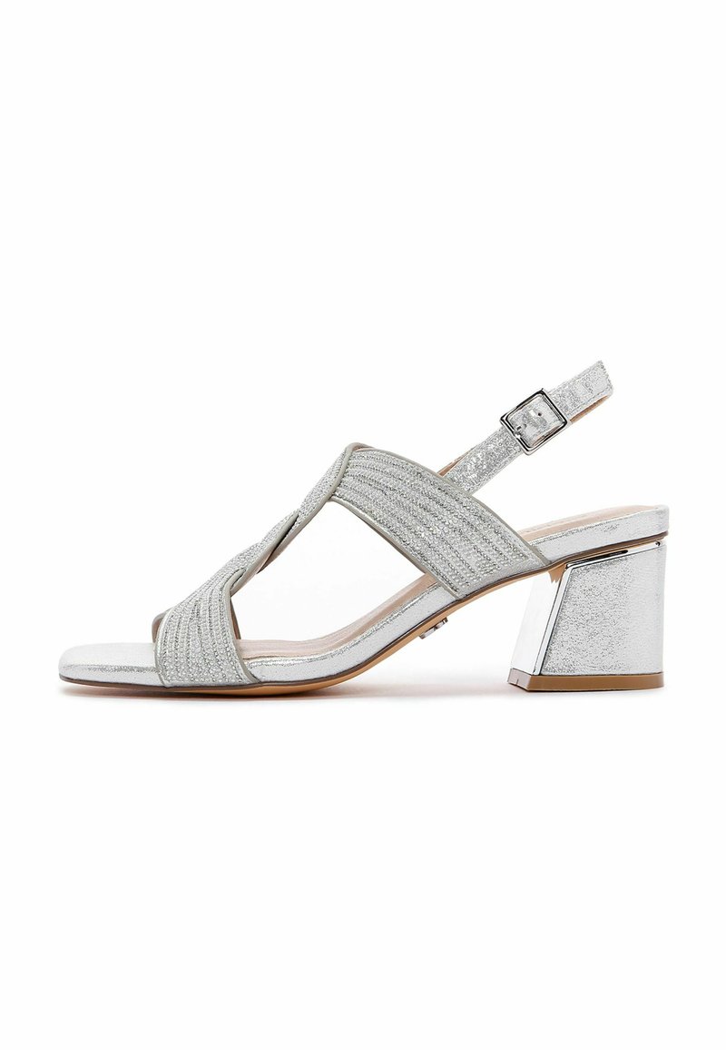 Sandale argentée à talons avec une tige texturée, design ouvert à l'avant et une sangle de cheville réglable. Présente un talon carré avec un accent métallique brillant.