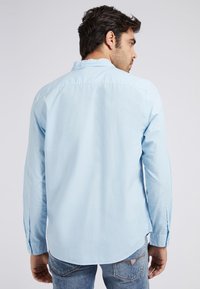Guess Vapaa-ajan kauluspaita - himmelblau