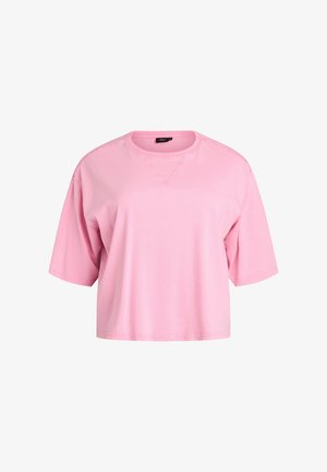 Lühike roosa puuvillane T-särk, millel on vabalt istuv lõige, ümmargune kaelus ja lühikesed varrukad. T-särgil on nähtavad õmbluse detailid.