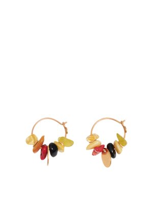 Pendientes de aro con cuentas irregulares en amarillo, naranja, rojo y negro, y pequeños charms dorados en aros delgados de oro.