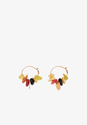 Pendientes de aro con cuentas irregulares en amarillo, naranja, rojo y negro, y pequeños charms dorados en aros delgados de oro.