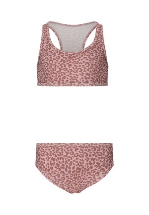 Vaaleanpunainen kaksiosainen uimapuku, jossa ruskeat leopardikuvioiset täplät, racerback-yläosa ja hipster-mallinen alaosa.