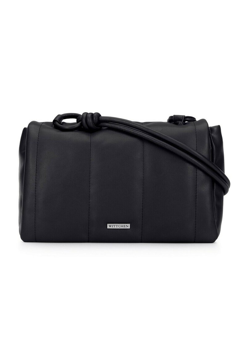 Mustan käsilaukun on valmistettu sileästä nahasta, ja siinä on solmittu kahva, hienovaraiset ompeleet ja hopeinen logolevy etuosassa.