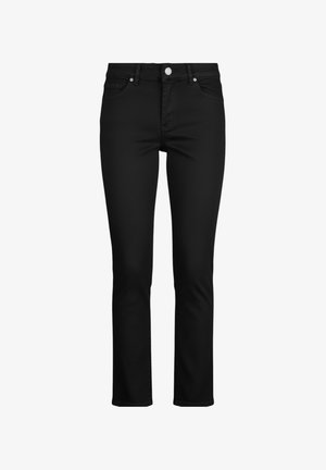 Fekete, egyenes szárú farmer elöl gombbal, cipzárral és öt zsebbel, egyszerű fehér háttéren bemutatva.