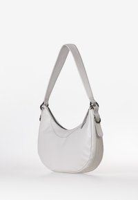 Borsa a spalla in pelle grigia, forma rotonda, con una sola tracolla regolabile, presenta una chiusura a zip lungo il bordo superiore. Texture liscia.