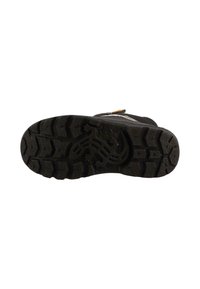 Černá podrážka s výrazným vzorkem a dekorativním logem. Pevný gumový materiál navržený pro odolnost a přilnavost.