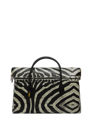 Tasket i zebra-mønster i sort og creme, lavet af tekstureret læder. Har en top-håndtag og lynlås lukning med detaljer i guldfarvet metal.