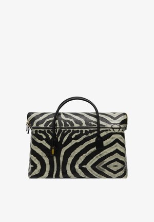 Tasket i zebra-mønster i sort og creme, lavet af tekstureret læder. Har en top-håndtag og lynlås lukning med detaljer i guldfarvet metal.