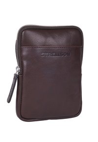 Portafoglio in pelle marrone con chiusura zip e superficie testurizzata, caratterizzato da un logo impresso sul fronte e una linguetta laterale per una presa facile.