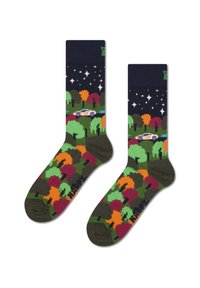 Pestré bavlněné ponožky screw, zobrazující lesní scénu, auto a hvězdnou oblohu. Tmavě modrý vršek a zelený základ s živými vzory stromů.