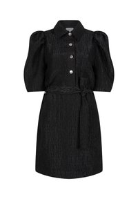 Zwarte jurk van gestructureerde stof, met een knoopsluiting aan de voorkant, kraag, pofmouwen en een strikriem bij de taille.