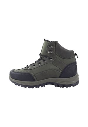 Buty trekkingowe w ciemnozielonym kolorze z czarnymi akcentami. Posiadają gumowy czubek, metalowe oczka oraz teksturowaną podeszwę dla lepszej przyczepności. Wysokość do kostki.