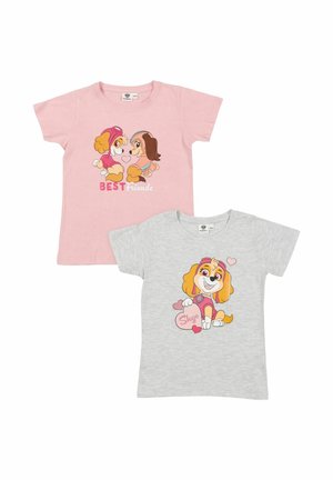Due T-shirt per bambini, una rosa con due cani dei cartoni animati e la scritta "Migliori Amici", l'altra grigia con un cane dei cartoni sorridente che tiene un cuore con la scritta "Skye".