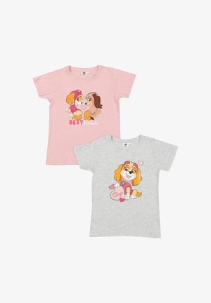 Due T-shirt per bambini, una rosa con due cani dei cartoni animati e la scritta "Migliori Amici", l'altra grigia con un cane dei cartoni sorridente che tiene un cuore con la scritta "Skye".